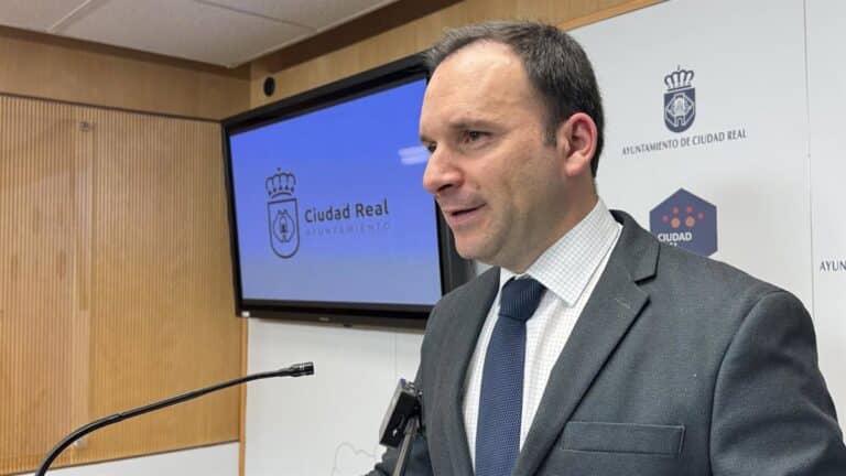 El alcalde de Ciudad Real acusa a Renfe y a Adif de "desprestigiar" un servicio esencial para la ciudad