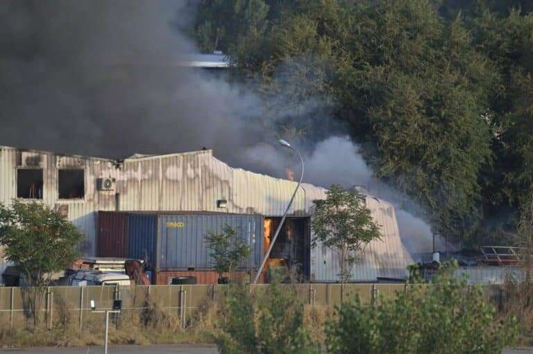 El bombero herido en el incendio en una nave de Azuqueca está ingresado en Getafe para su valoración