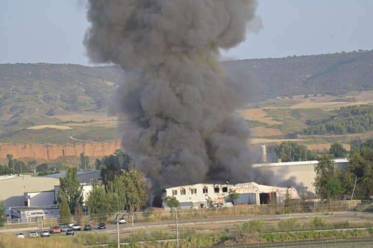 El fuego en una empresa de reciclaje de pilas y baterías de Azuqueca deja dos heridos, uno de ellos bombero