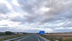 El vuelco de un camión cisterna con butano causa el corte total del tráfico en la A-30 a su paso por Albacete