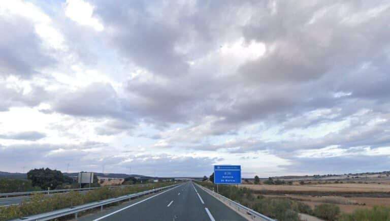 El vuelco de un camión cisterna con butano causa el corte total del tráfico en la A-30 a su paso por Albacete
