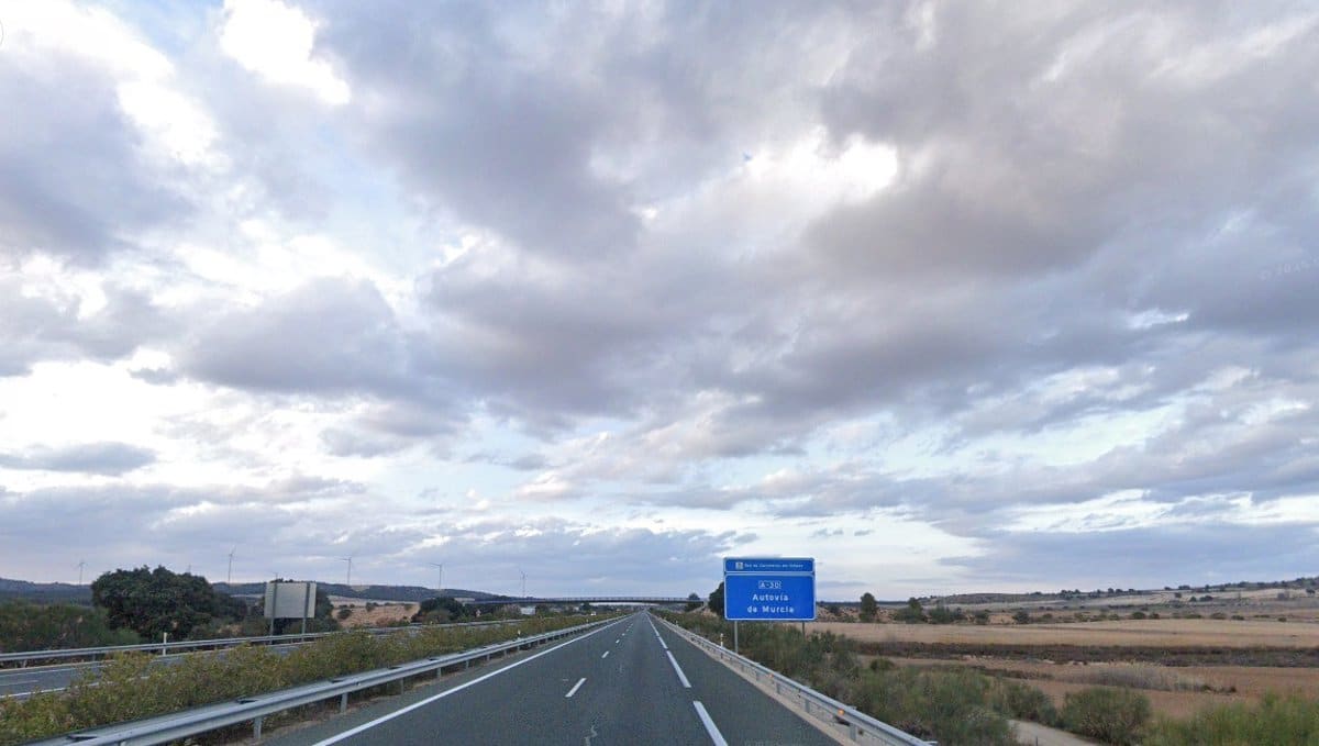 El vuelco de un camión cisterna con butano causa el corte total del tráfico en la A-30 a su paso por Albacete