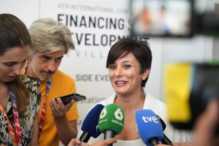 Isabel Rodríguez pide a Page y Barbón esperar al "resultado final" de la reunión entre el Gobierno y la Generalitat