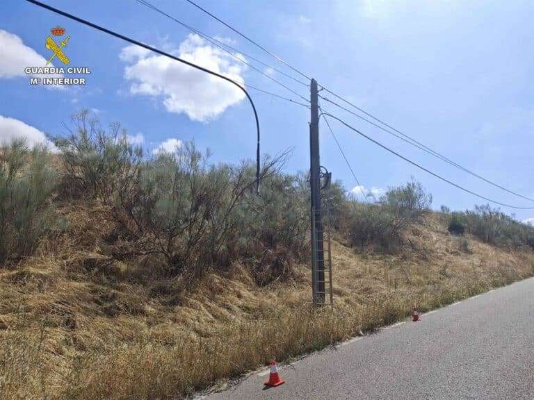 La Guardia Civil detiene en El Casar (Guadalajara) a dos personas por robo de cable del tendido telefónico
