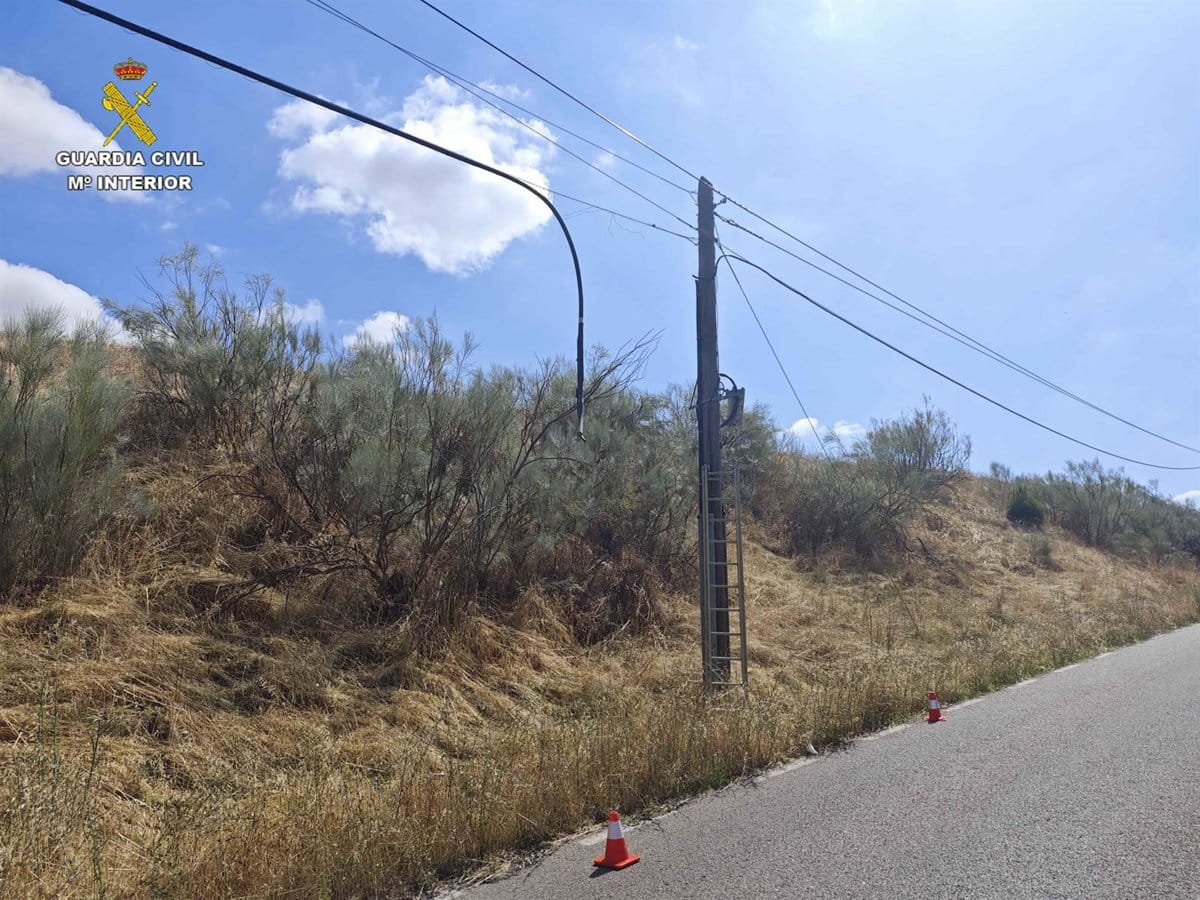 La Guardia Civil detiene en El Casar (Guadalajara) a dos personas por robo de cable del tendido telefónico