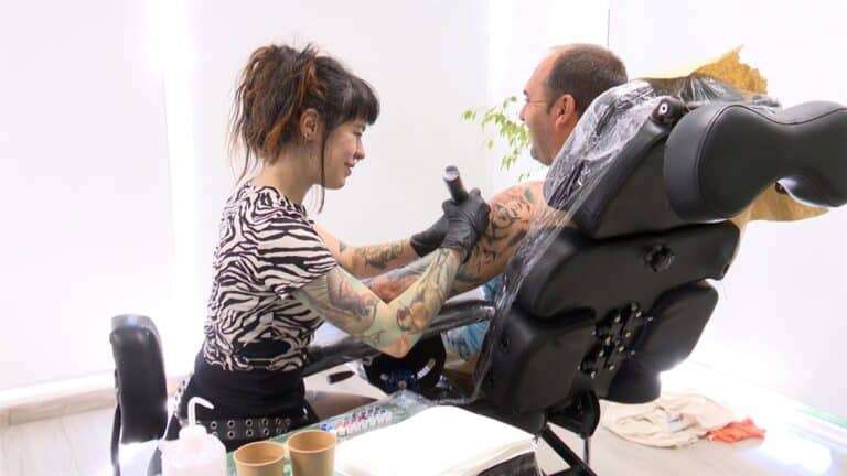 Laura Egea reivindica el tatuaje como forma de expresión artística en el día internacional de esta práctica ancestral