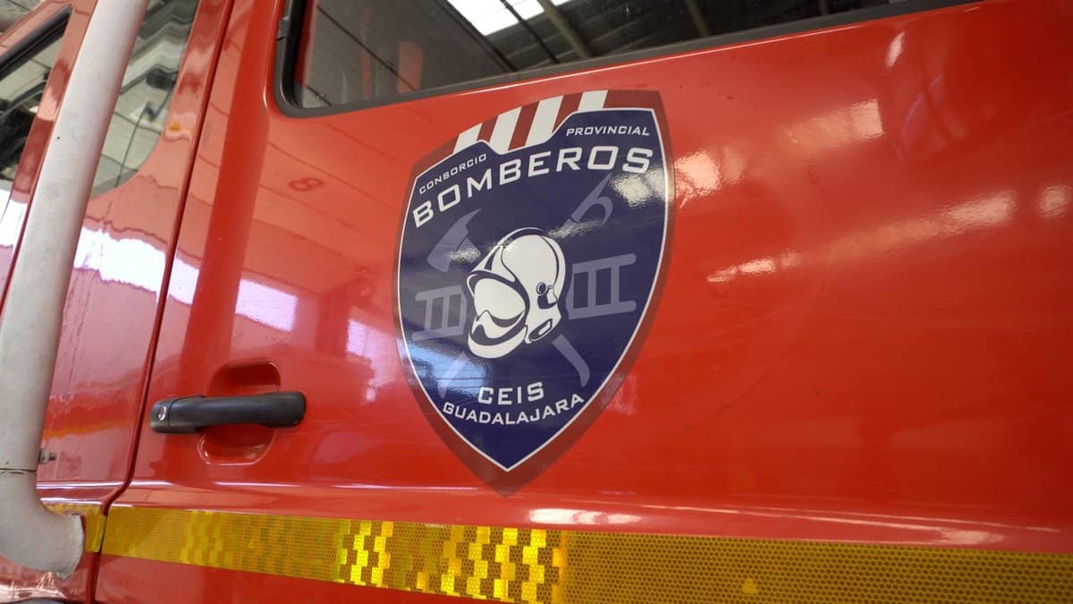 Los bomberos dan por controlado el incendio en las instalaciones de una farmacéutica en Azuqueca