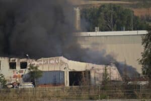 Una dotación de bomberos y dos camiones continúan trabajando para extinguir el incendio en Azuqueca de Henares