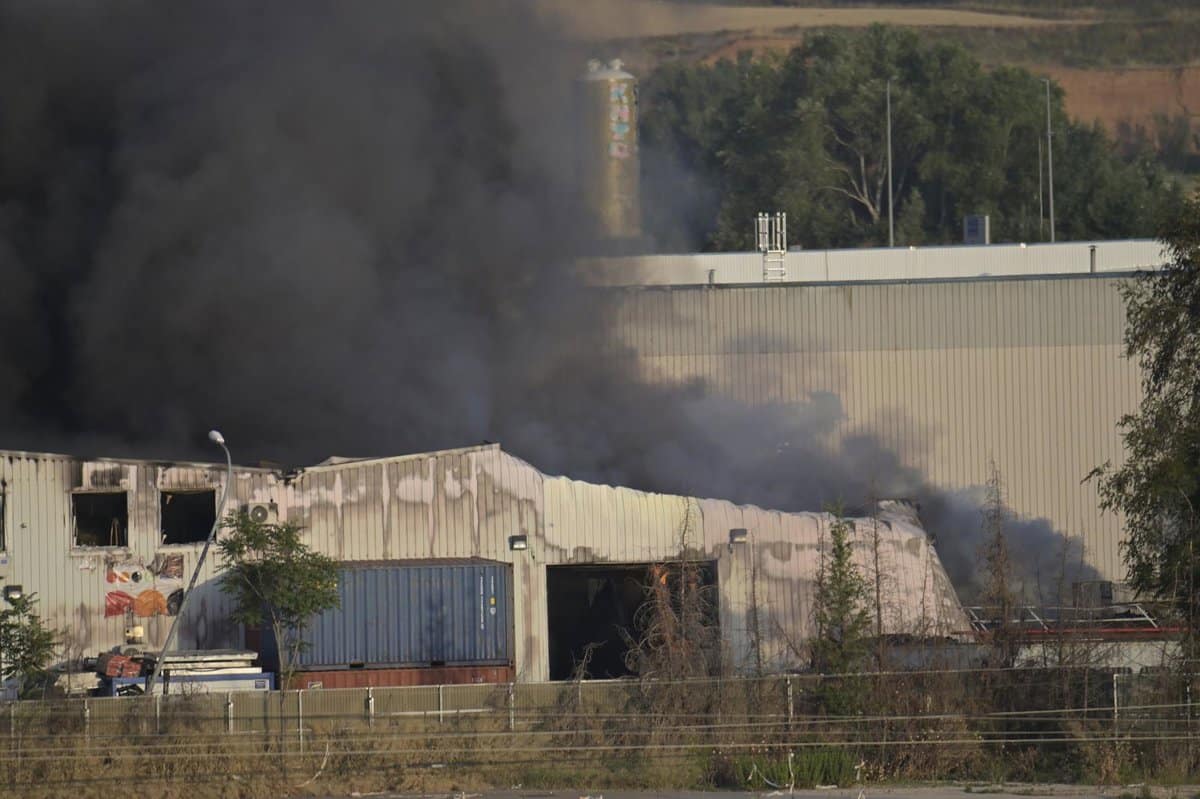 Una dotación de bomberos y dos camiones continúan trabajando para extinguir el incendio en Azuqueca de Henares