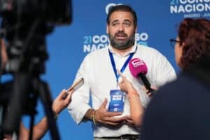 Núñez llega al Congreso del PP liderando a 500 afiliados de C-LM que apoyarán a Feijóo para lograr "un cambio de rumbo"