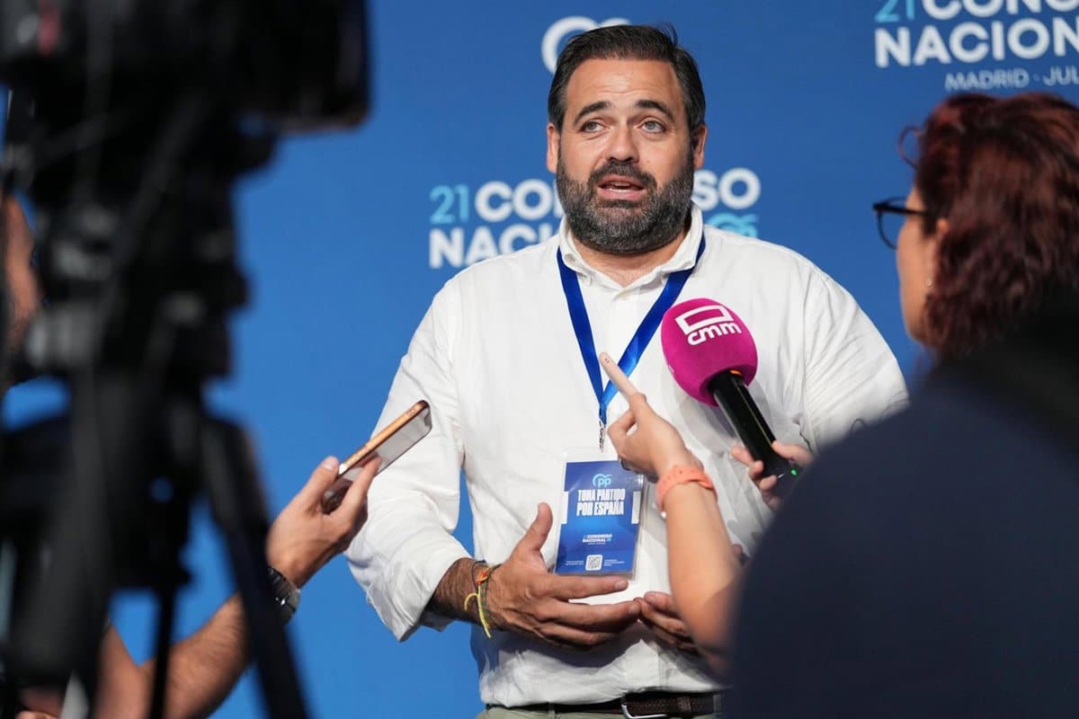 Núñez llega al Congreso del PP liderando a 500 afiliados de C-LM que apoyarán a Feijóo para lograr "un cambio de rumbo"