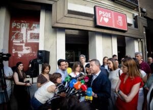 Page llega a Ferraz para escuchar salidas "pero no escapatorias" a la "crisis más seria" de corrupción del PSOE