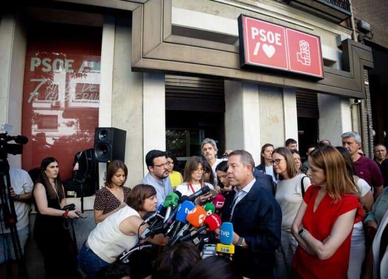 Page llega a Ferraz para escuchar salidas "pero no escapatorias" a la "crisis más seria" de corrupción del PSOE