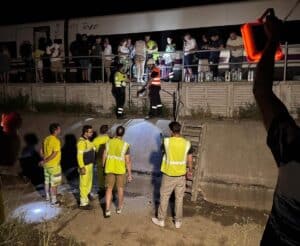 Personal del Ayuntamiento de Pantoja ayuda a trasladar a 30 de los viajeros del AVE Sevilla-Madrid averiado