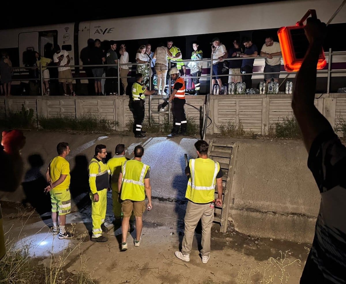 Personal del Ayuntamiento de Pantoja ayuda a trasladar a 30 de los viajeros del AVE Sevilla-Madrid averiado
