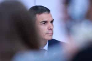 Sánchez traslada a las responsables de Igualdad del PSOE que se cambiará el Código Ético para expulsar a los 'puteros'