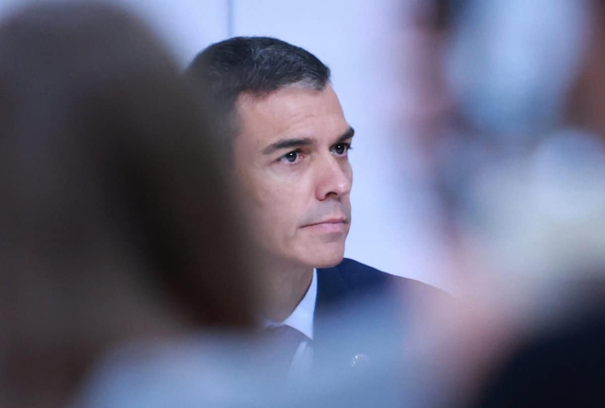 Sánchez traslada a las responsables de Igualdad del PSOE que se cambiará el Código Ético para expulsar a los 'puteros'