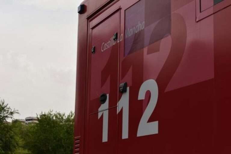 Se incendia una prensadora de vehículos en un desguace en Tomelloso y los trabajadores salen ilesos