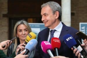 Tolón ensalza a Zapatero por estar "siempre" con Sánchez ante los "continuos ataques" que sufre: "Eres grande ZP"