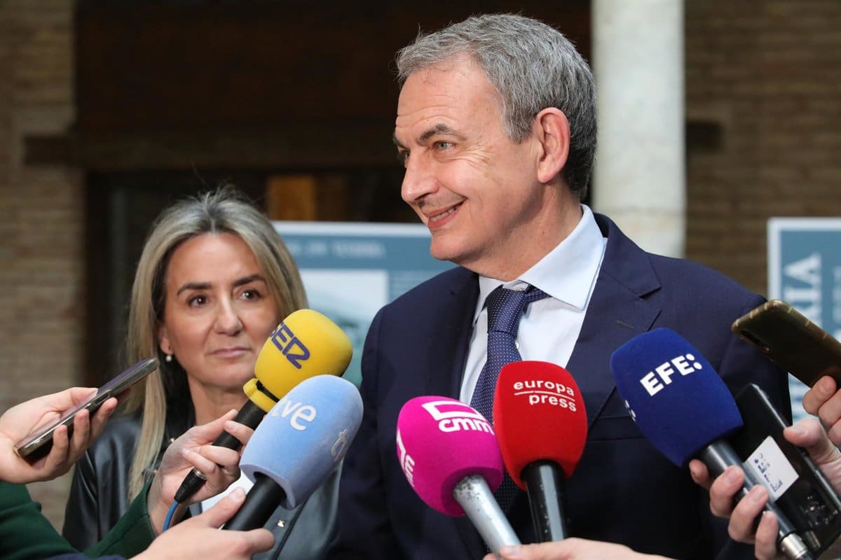 Tolón ensalza a Zapatero por estar "siempre" con Sánchez ante los "continuos ataques" que sufre: "Eres grande ZP"
