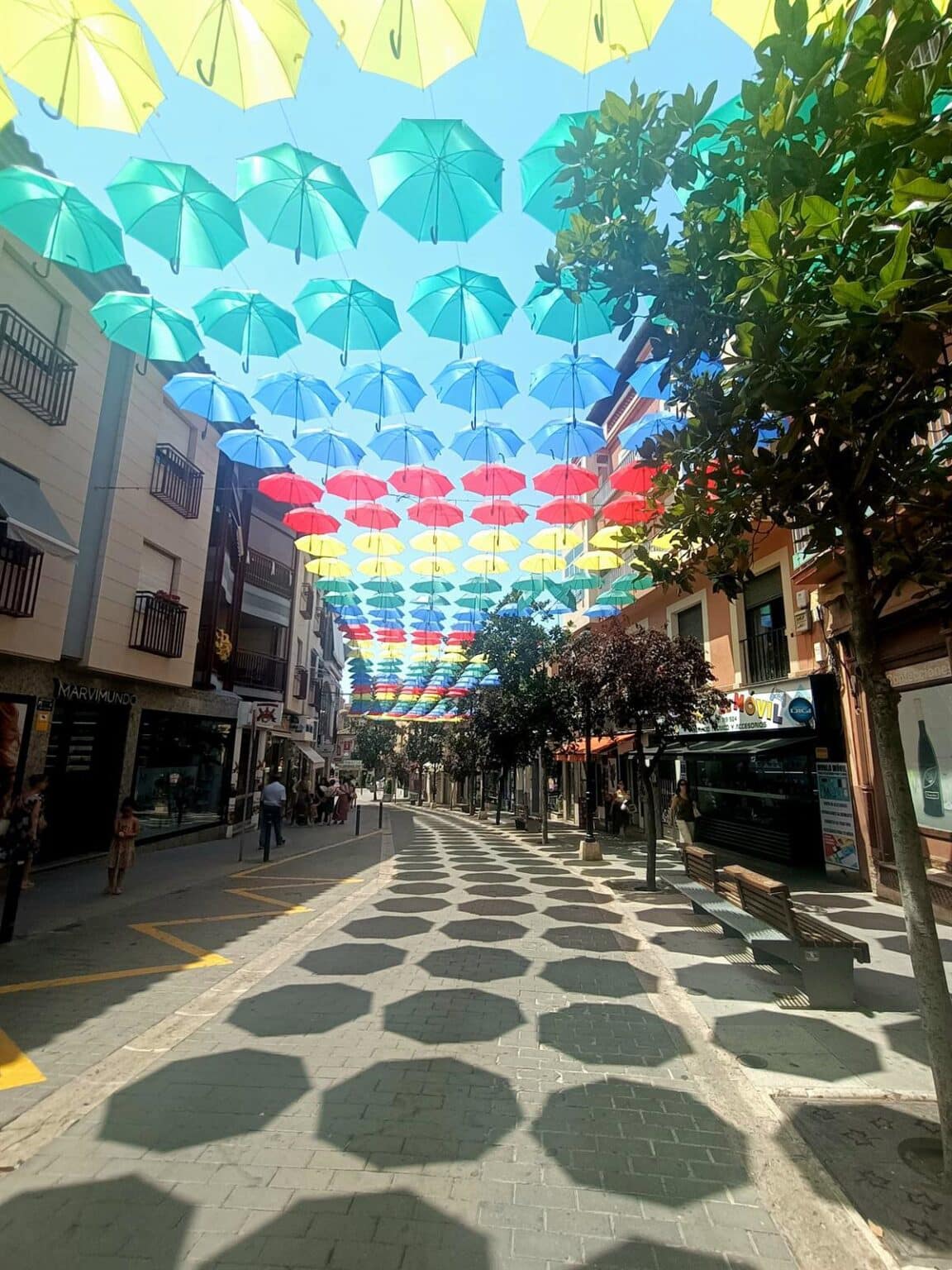 Valdepeñas se llena de color con sus 4.000 paraguas veraniegos para mitigar el calor