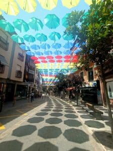 Valdepeñas se llena de color con sus 4.000 paraguas veraniegos para mitigar el calor