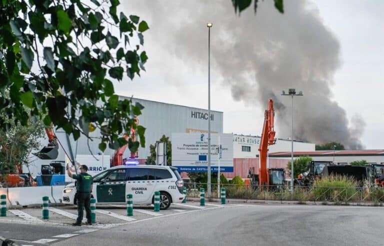 VÍDEO: La evolución favorable del fuego en Azuqueca permite abrir ventanas y se recomienda mascarilla a vecinos