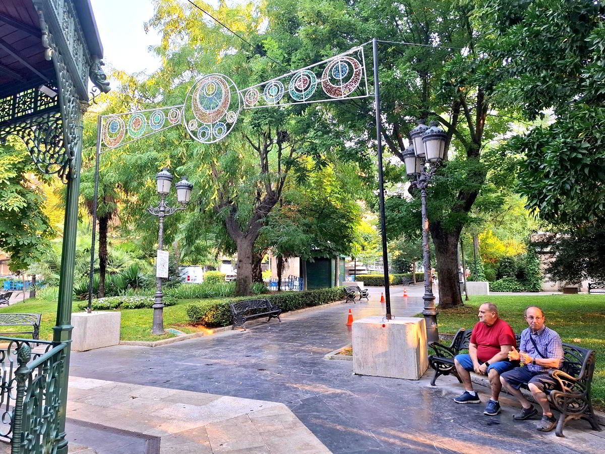 Puertollano anticipa la llegada de las celebraciones con la colocación de luces festivas en el Paseo de San Gregorio y el Recinto Ferial 1