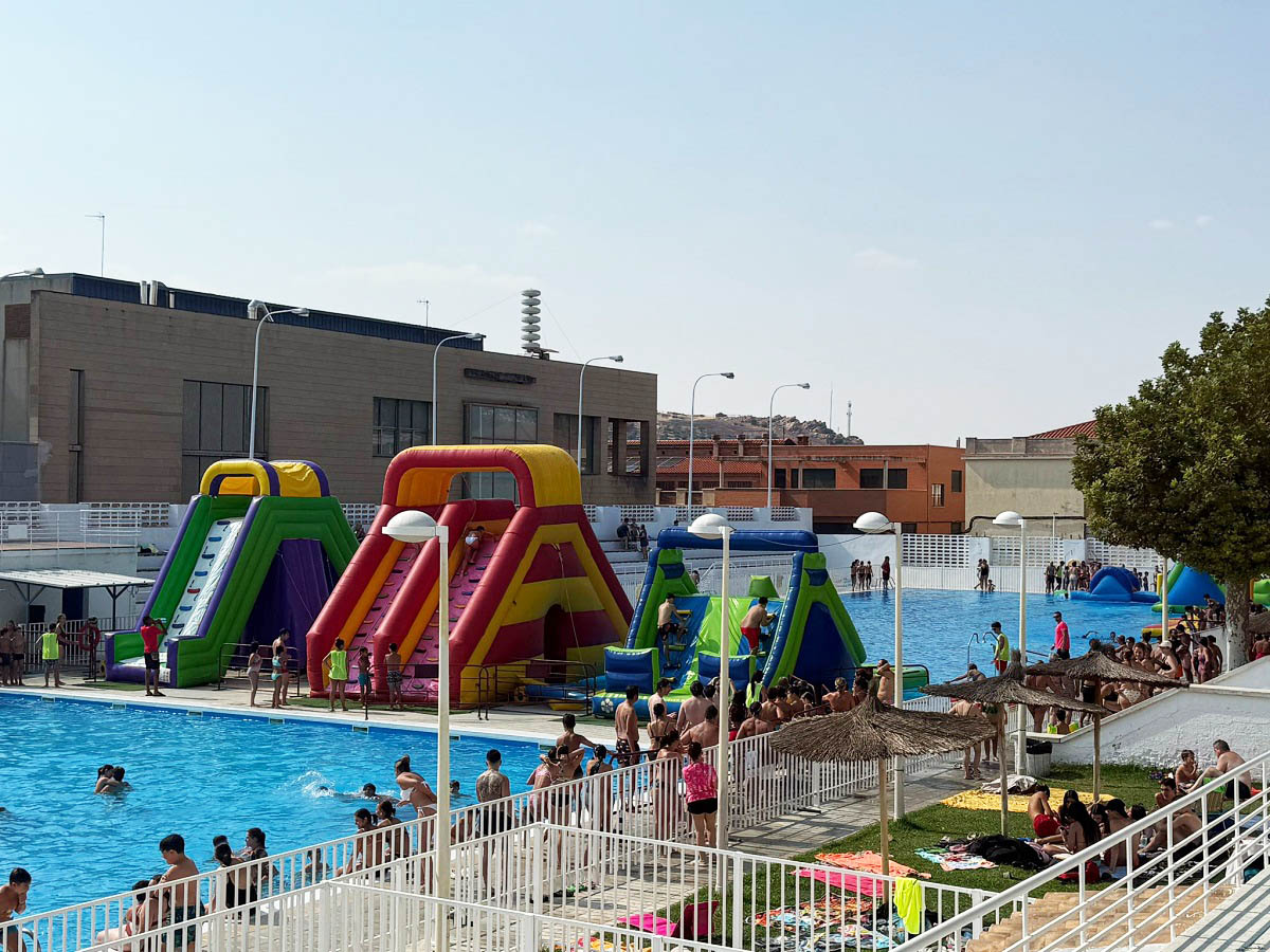 Niños en castillos inflables