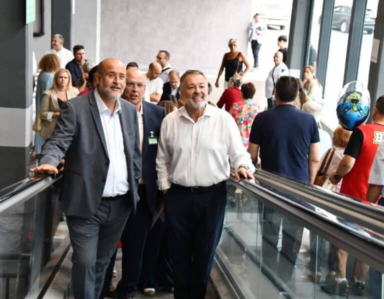 El Gobierno regional formaliza el contrato para la modernización del alumbrado y redes eléctricas de 'El Terminillo'
