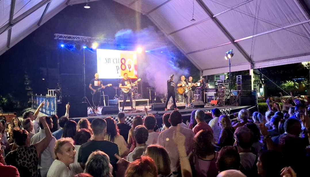 La Fiesta de la Cerveza arranca al ritmo de los mayores éxitos de los años 80 2 Público disfrutando del evento en Puertollano