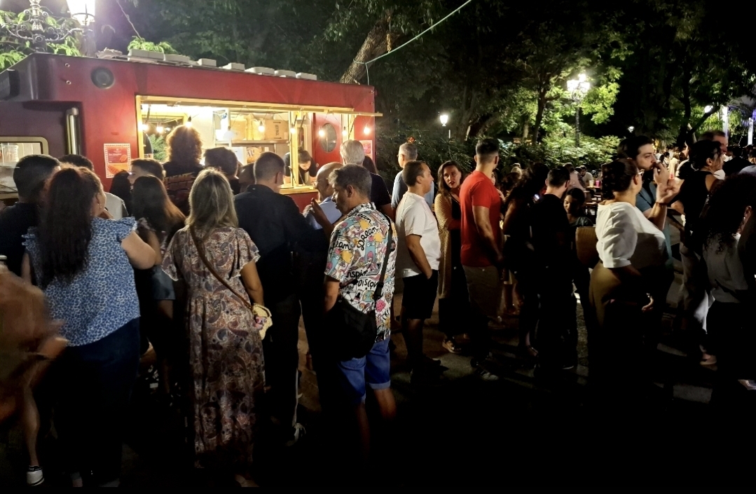 La Fiesta de la Cerveza arranca al ritmo de los mayores éxitos de los años 80 5 Ambiente nocturno en Puertollano