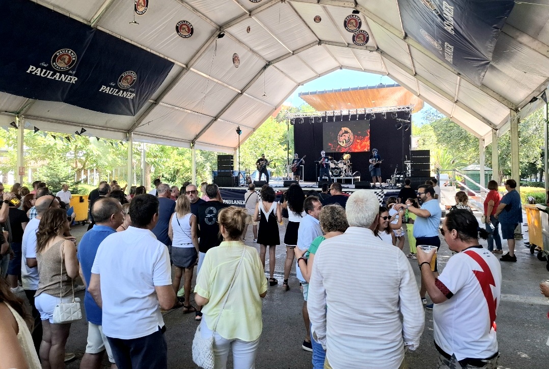 Los 'Wild Pigs' Encienden el Tardeo con Riffs de Guitarra en la Celebración Cervecera 3 Los 'Wild Pigs' Encienden el Tardeo con Riffs de Guitarra en la Celebración Cervecera 3