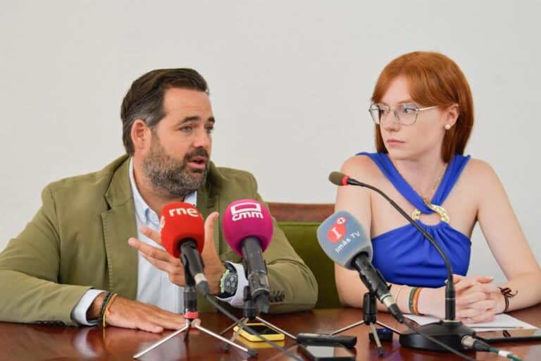 Alcaldesa de Fernán Caballeros denuncia ser víctima de extorsión por parte de una banda criminal para forzala a dimitir