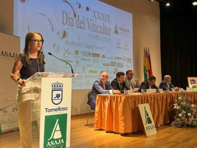 Asaja premia a la UCLM con el 'Venencia, Ciudad de Tomelloso' en el XXXIX Día del Viticultor
