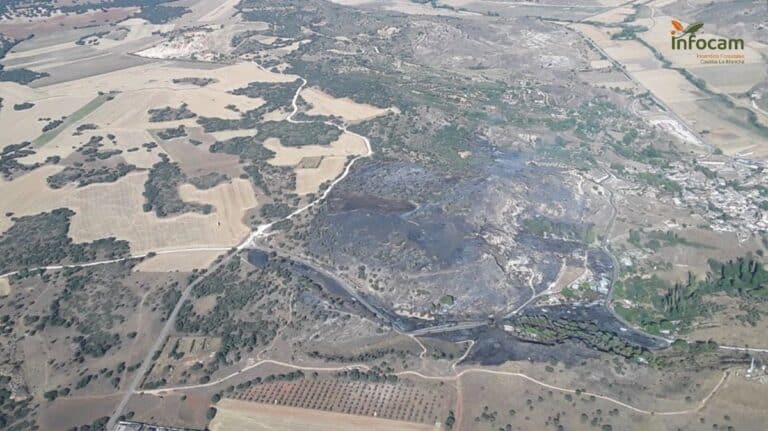 Cuatro medios de extinción terrestres y 14 efectivos luchan contra el incendio forestal de Loranca de Tajuña