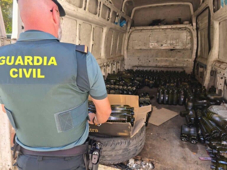 Dos detenidos por robar 511 botellas de aceite de oliva de un camión aparcado en un área de servicio de la A-2