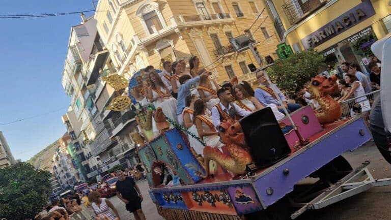 El desfile de carrozas de San Julián de este viernes provoca afecciones de tráfico en Cuenca