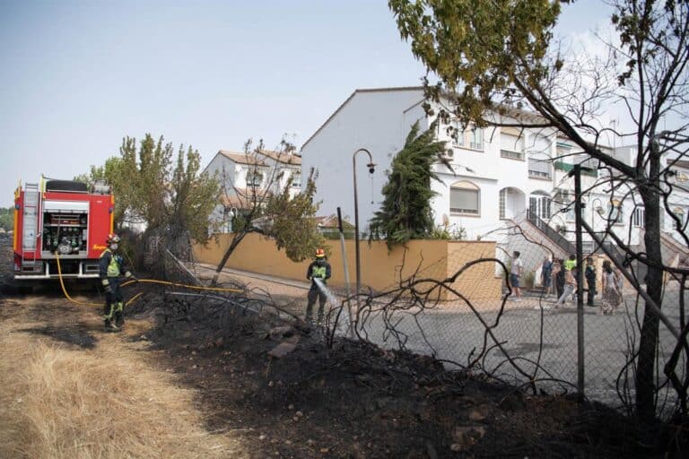 El incendio en las proximidades de Ciudad Real se da por controlado, aunque continúan las labores de refresco