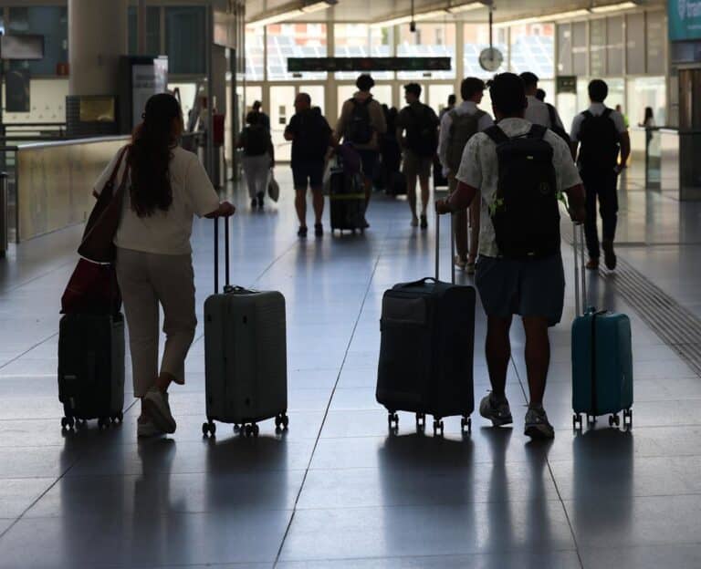 Extinguido el incendio en el coche cola de un tren de alta velocidad detenido en Argamasilla de Calatrava
