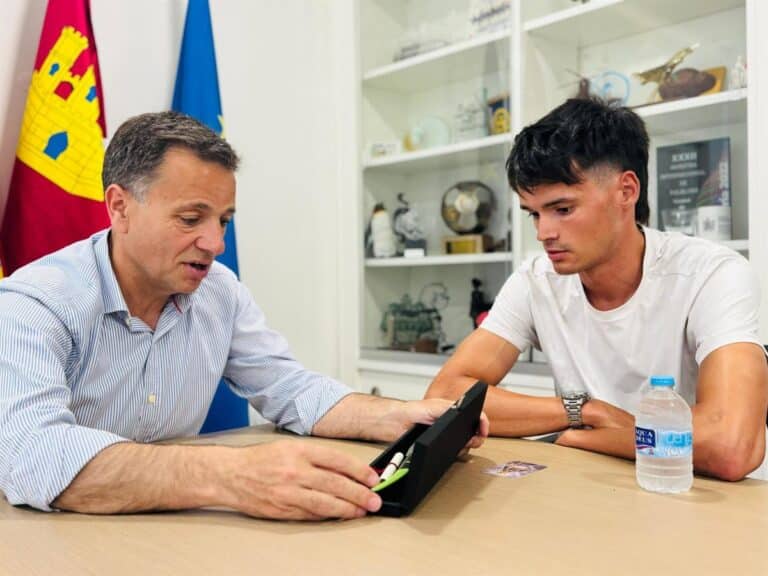 Serrano desea "muchos éxitos" al ciclista vinculado con Albacete Javier Romo durante su participación en La Vuelta 2025