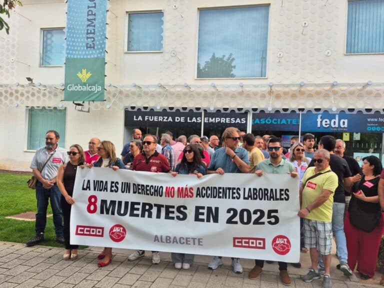 Sindicatos se concentran frente a la patronal en Albacete tras la muerte de cinco trabajadores en agosto