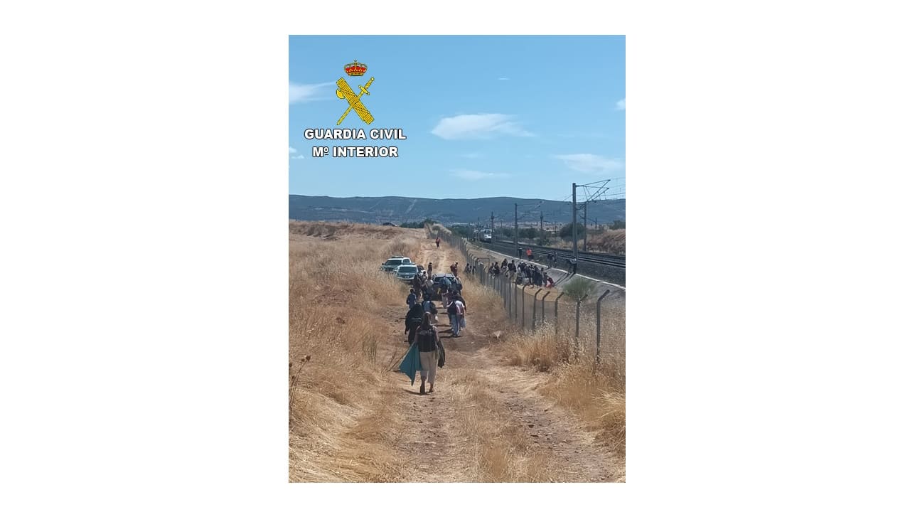 La Guardia Civil de Ciudad Real auxilia a todos los pasajeros del tren AVE cuyo último vagón salió ardiendo 2