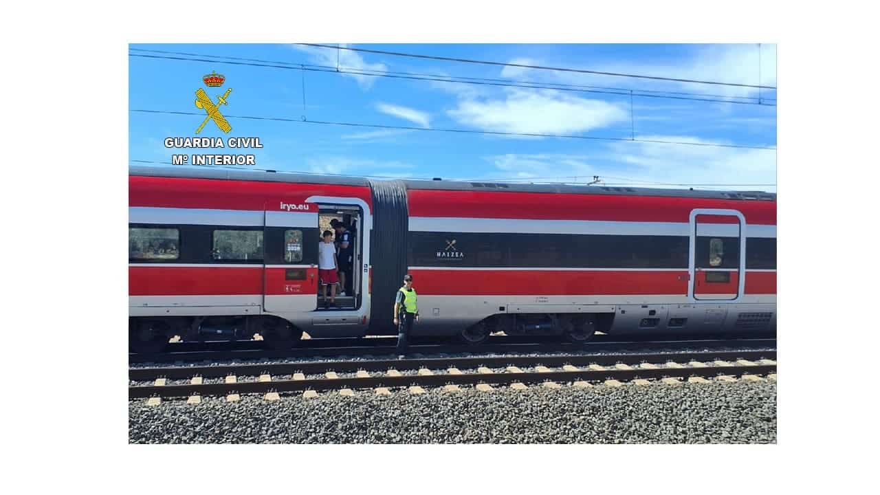 La Guardia Civil de Ciudad Real auxilia a todos los pasajeros del tren AVE cuyo último vagón salió ardiendo 3