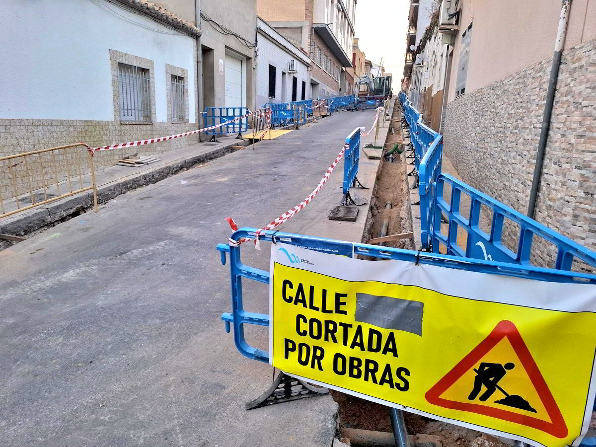 Trabajadores en la obra de la red de agua