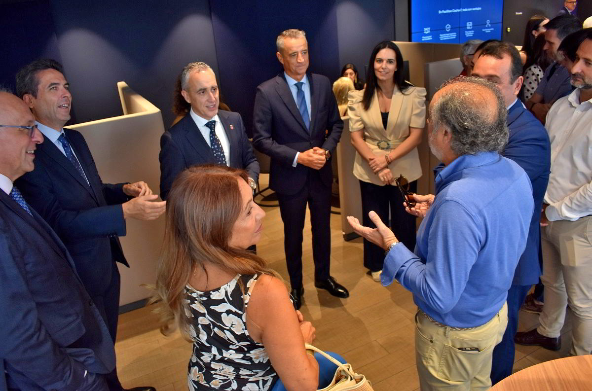 Inauguración del equipo 'Store' de CaixaBank por el Alcalde: Un nuevo enfoque de atención para 17.000 clientes 6