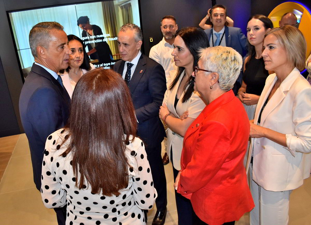 Inauguración del equipo 'Store' de CaixaBank por el Alcalde: Un nuevo enfoque de atención para 17.000 clientes 4