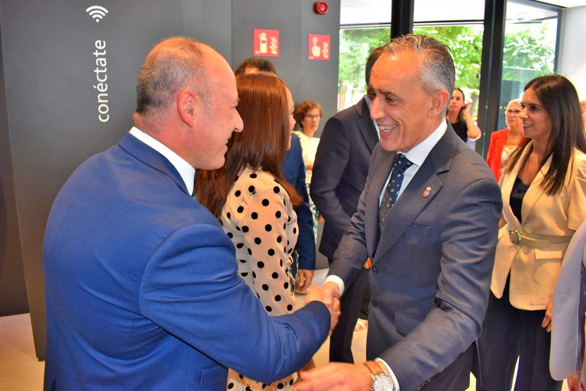 Inauguración del equipo 'Store' de CaixaBank por el Alcalde: Un nuevo enfoque de atención para 17.000 clientes 5