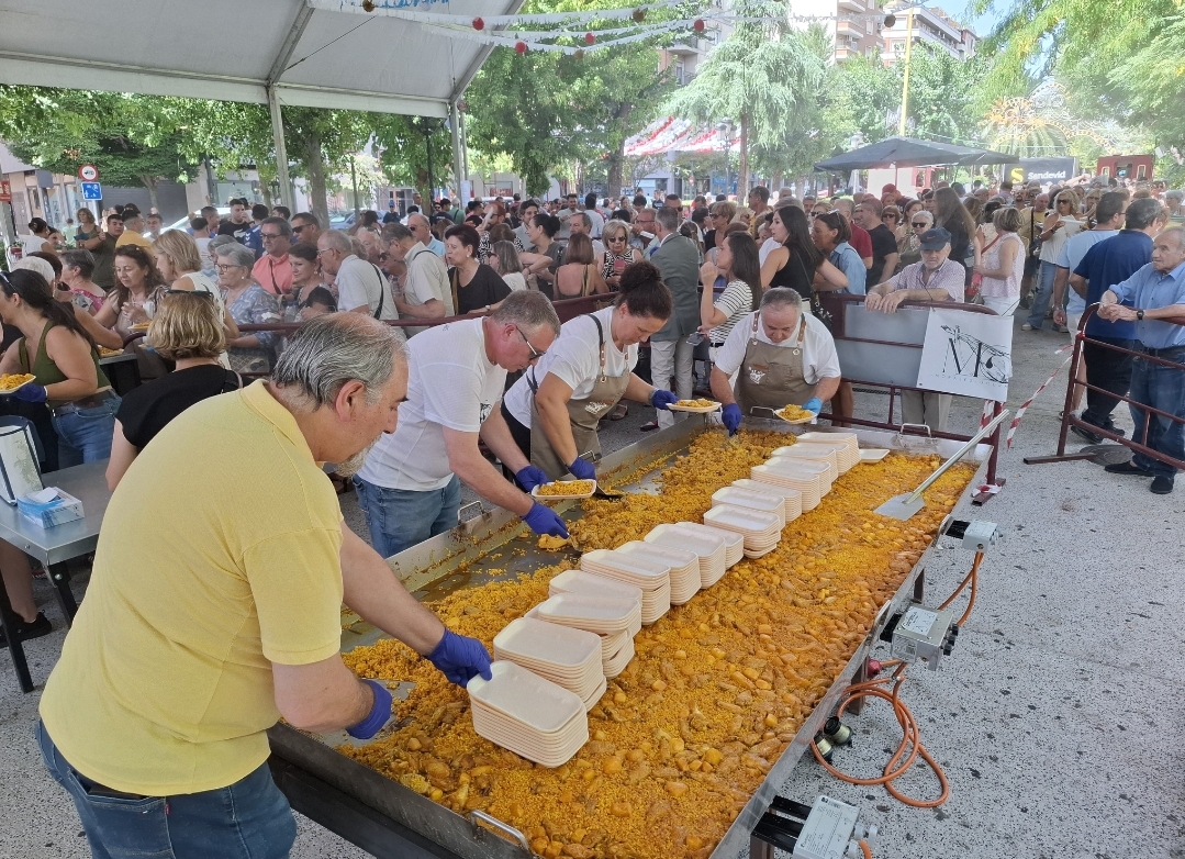La fiesta arranca con ritmo y delicias: Paella y vermú inauguran el primer baile festivo 1 La fiesta arranca con ritmo y delicias: Paella y vermú inauguran el primer baile festivo 1