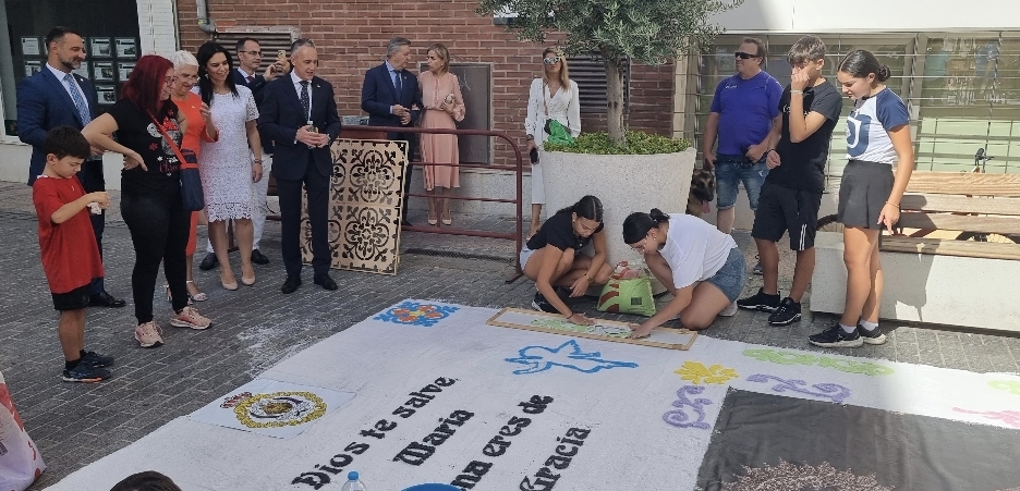 Las Asociaciones y Cofradías Engalanan la Festividad de la Virgen de Gracia con Vistosas Ofrendas Florales 3 Las Asociaciones y Cofradías Engalanan la Festividad de la Virgen de Gracia con Vistosas Ofrendas Florales 3
